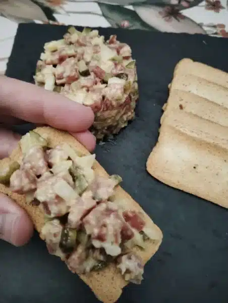 tartar-salchichon-tostas-pan
