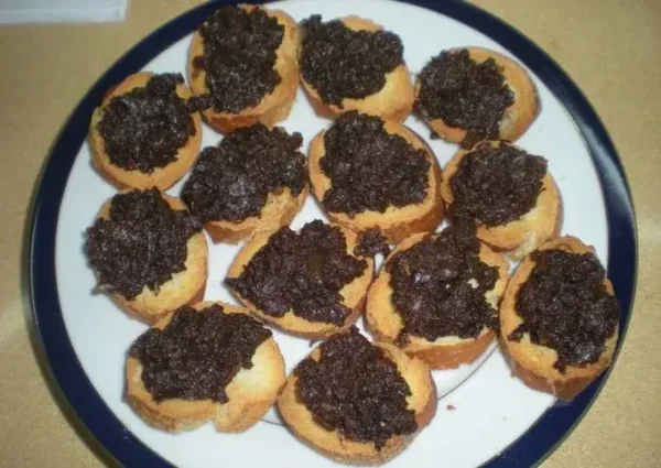 canapes-de-morcilla-con-cebolla-caramelizada